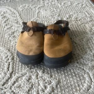 Bedrock mountain clogs